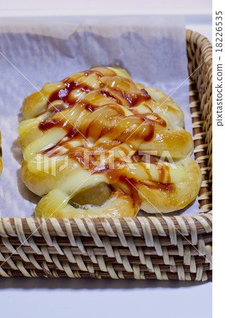 Tasty pizza sausage topping tomatoes sauce basket 18226535