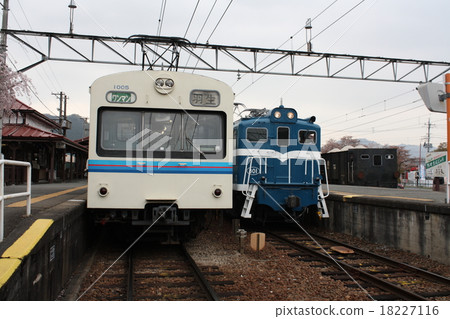 秩父鐵道1000系列車及貨運列車在長瀞站停靠 18227116