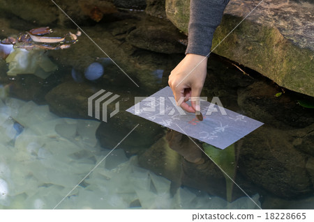 Love fortune telling in the mirror pond 18228665