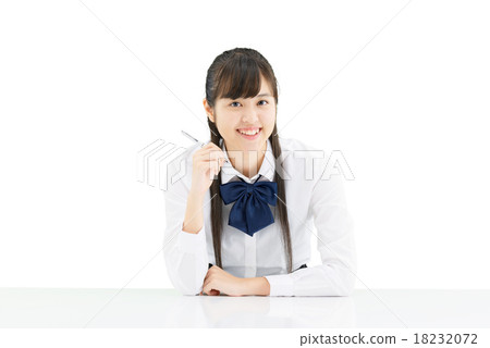 一個女孩學生的白色後面姿勢坐的製服的 18232072