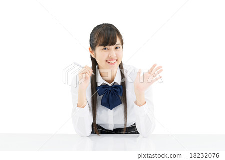 一個女孩學生的白色後面姿勢坐的製服的 18232076