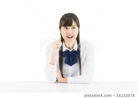 一個女孩學生的白色後面姿勢坐的製服的 18232078