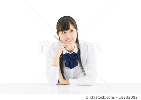 一個女孩學生的白色後面姿勢坐的製服的 18232082