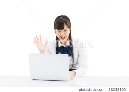 一個女孩學生的白色後面姿勢坐的製服的 18232103