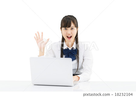 一個女孩學生的白色後面姿勢坐的製服的 18232104