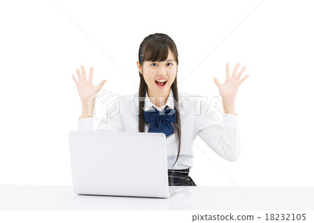 一個女孩學生的白色後面姿勢坐的製服的 18232105