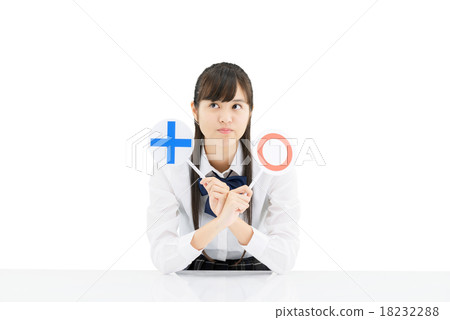 一個女孩學生的白色後面姿勢坐的製服的 18232288