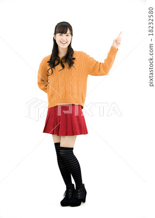 站立穿一件毛線衣的一位小姐的整體白色後面姿勢 18232580