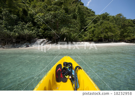 Kayak arriving at a tropical island 18232958