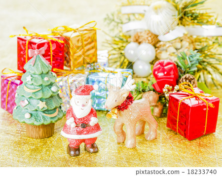 Santa and reindeer (high key) Santa and reindeer (high key) 18233740