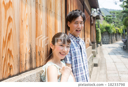 觀光在京都的年輕夫婦 18233798