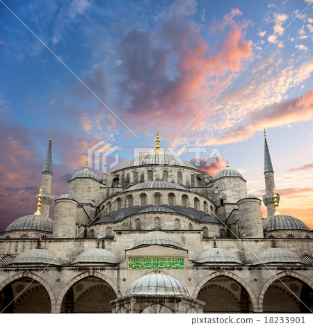 Sultanahmet Blue Mosque and beautiful sunrise sky 18233901
