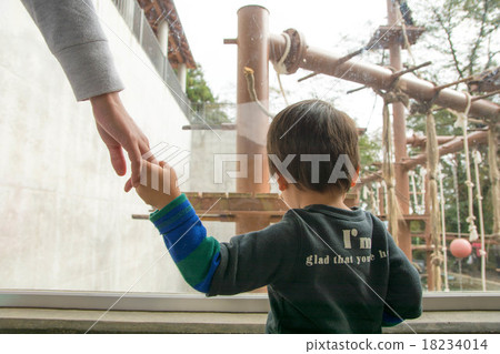 父母和孩子連接手 父母和孩子連接手 18234014