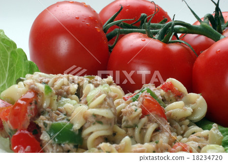 Pasta salad with tomato 18234720