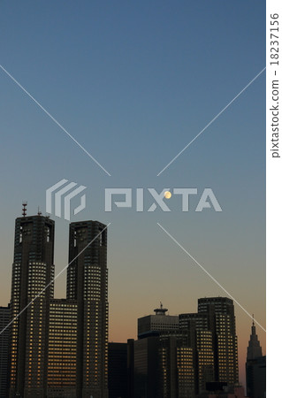 新宿摩天大樓日落視圖 18237156