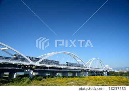 在淀河上的鐵橋上經過的單軌電車 18237283