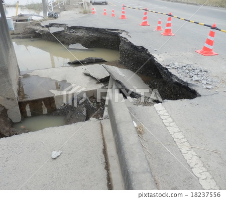 洪水災害損壞的道路 18237556