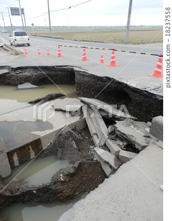 洪水災害損壞的道路 洪水災害損壞的道路 18237558