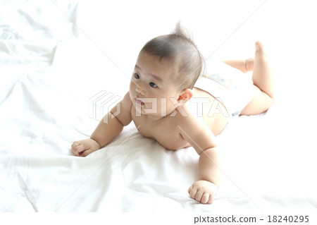 6個月大的嬰兒 18240295