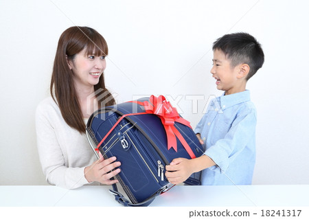 New freshman who gave a new school bag New freshman who gave a new school bag 18241317
