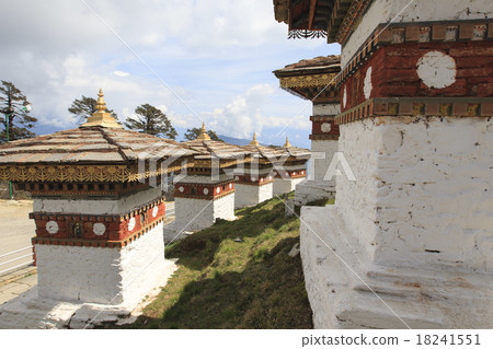 Bhutan, Choten of the Duchura Pass (pagoda) 18241551