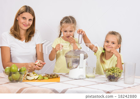 Girl gnaws pears until mom and sister squeezed 18242880
