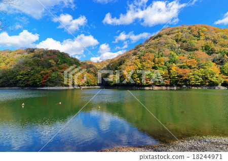 藍天的世界遺產傳播十二個湖泊的池塘·cockpick地方 18244971