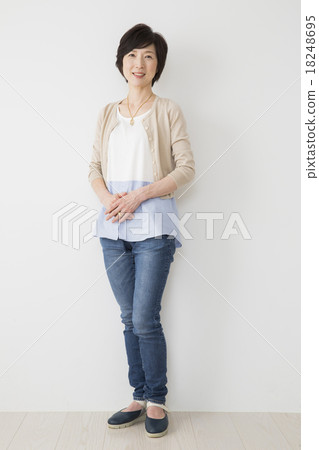 Portrait middle women 18248695