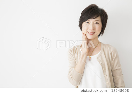 Portrait middle women 18248698