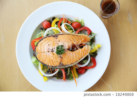 salmon steak with salad 18249808