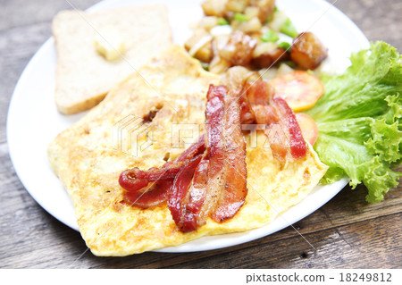 Breakfast with bacon , fried egg and bread 18249812