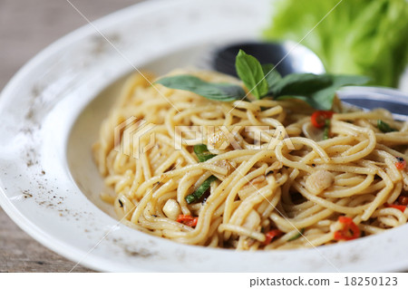 Spaghetti spicy with basil Spaghetti spicy with basil 18250123