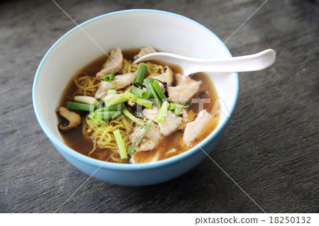noodle with pork 18250132