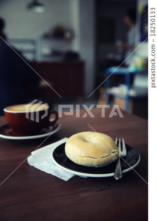 bagel with coffee 18250133