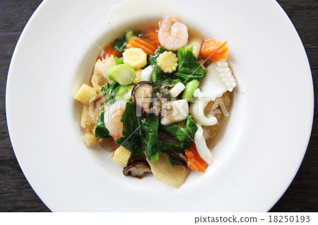 Hong kong fried noodle with seafood Hong kong fried noodle with seafood 18250193