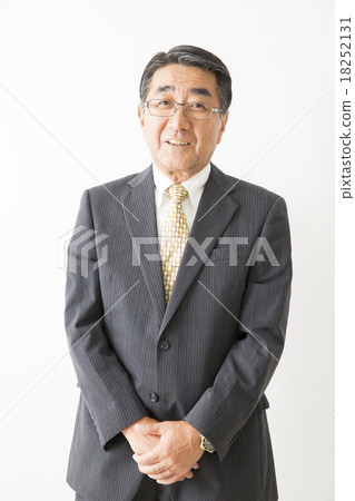 穿著衣服的老人 18252131