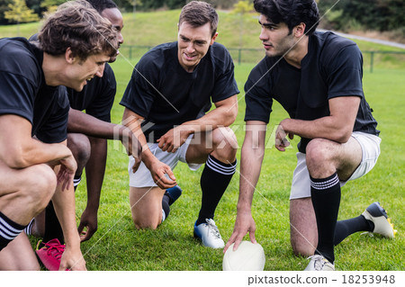Rugby players discussing their tactics 18253948