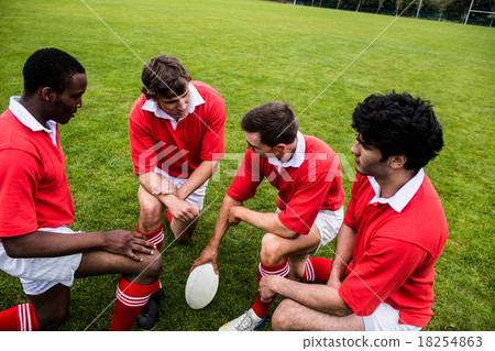 Rugby players discussing tactics before match 18254863