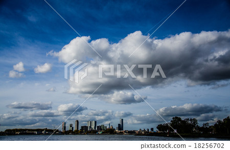 Sky and clouds in Rotterdam 18256702
