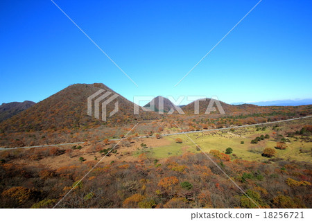 Mount Haruna and a straight road (Mount Haruna, Gunma Prefecture) 18256721