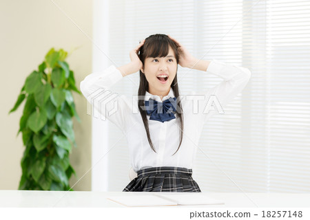 制服的學校女孩在一張白色桌前面 18257148