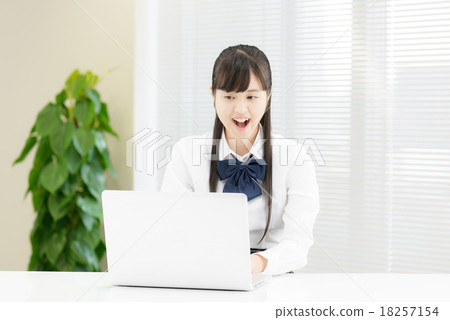 制服的學校女孩在一張白色桌前面 18257154