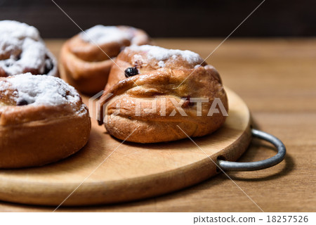 bun with currants 18257526