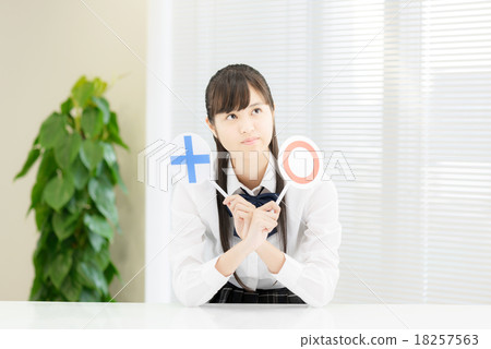 制服的學校女孩在一張白色桌前面 18257563
