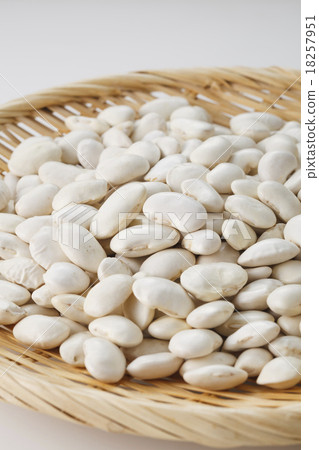 White flower beans 18257951