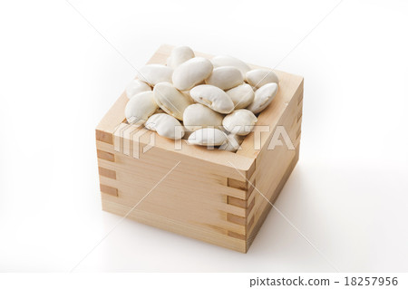 White flower beans 18257956