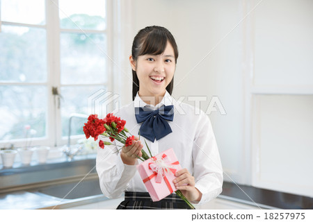 穿制服的學校女孩與他們的禮物在廚房裡 18257975