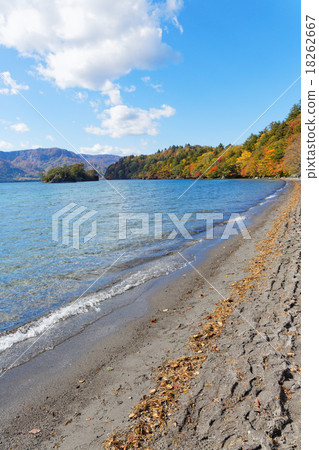 Lake Towada and a blue sky 18262667
