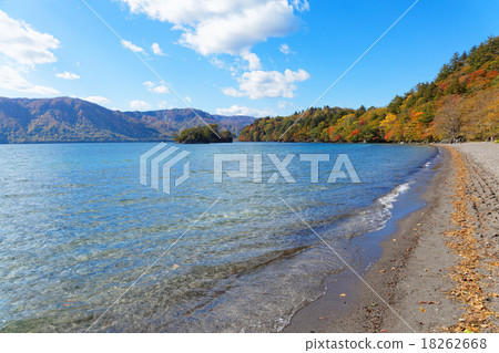 Lake Towada and a blue sky 18262668