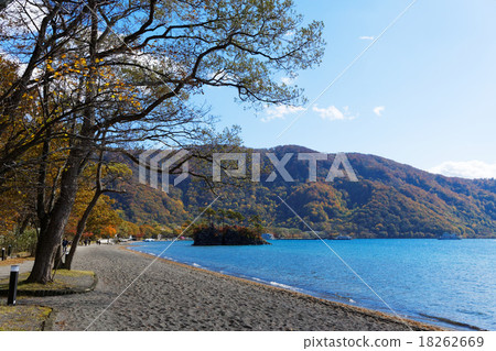 Lake Towada and a blue sky 18262669